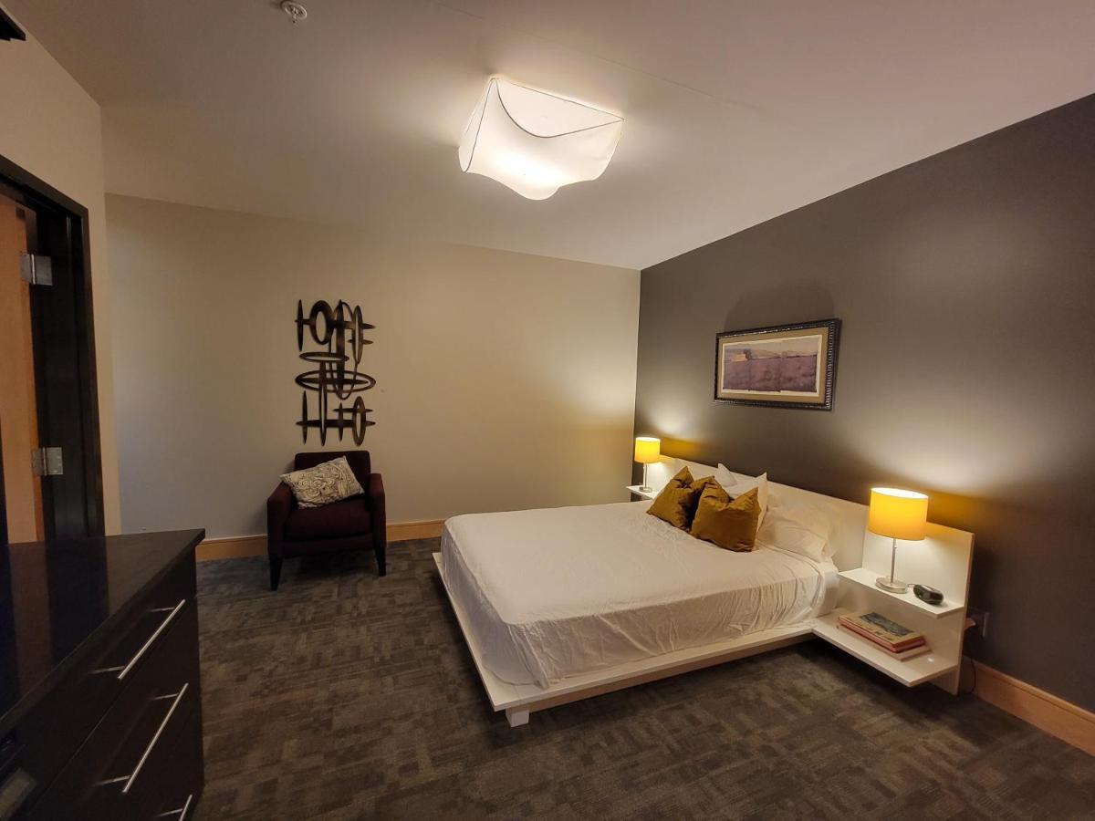 Suites At 118 Μπλούμινγκτον Εξωτερικό φωτογραφία
